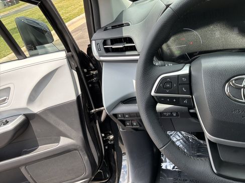 Used 2026 Toyota Sienna XLE FWD image 19