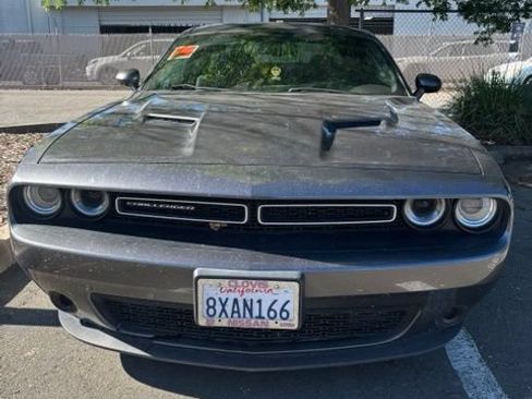Used 2017 Dodge Challenger SXT RWD image 1