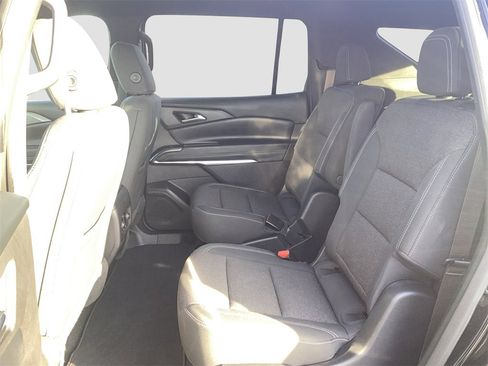 Used 2025 Chevrolet Traverse LT image 12