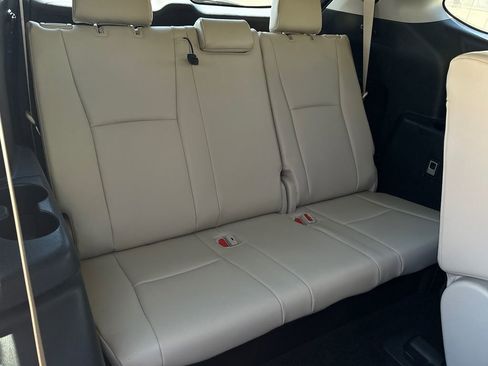 Used 2023 Toyota Highlander XLE image 16