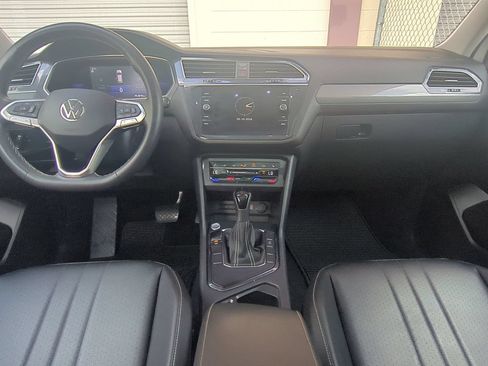 Used 2022 Volkswagen Tiguan SE w/ Panoramic Sunroof Package FWD image 19