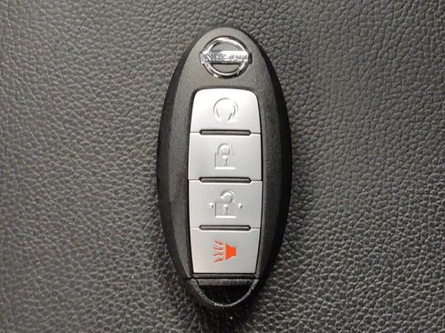 Used 2018 Nissan Kicks SR w/ Premium Package FWD image 32
