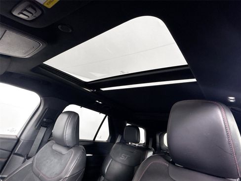 Used 2025 Ford Explorer ST image 6