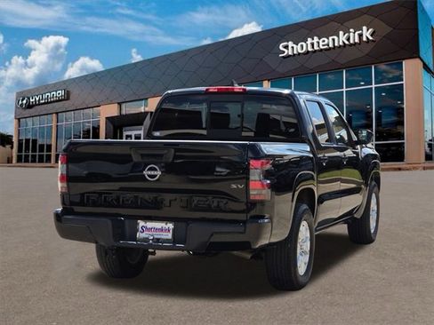 Used 2022 Nissan Frontier SV image 6