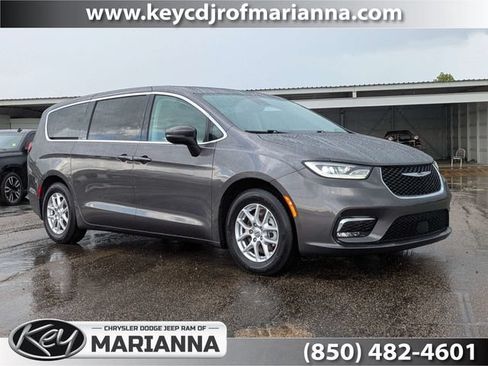 Used 2023 Chrysler Pacifica Touring-L FWD image 1
