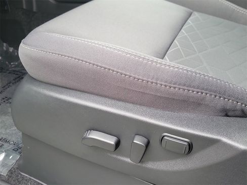 Used 2025 Nissan Frontier SV image 21