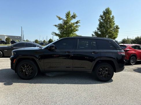 Used 2024 Jeep Grand Cherokee Altitude AWD/4WD image 6