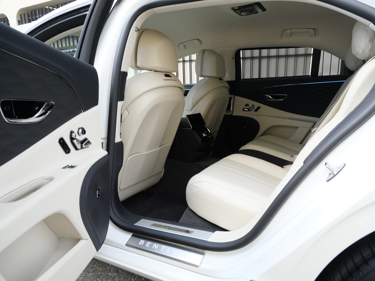 Used 2024 Bentley Flying Spur W12 AWD/4WD image 11