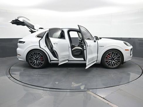 Certified 2025 Porsche Cayenne Turbo image 34