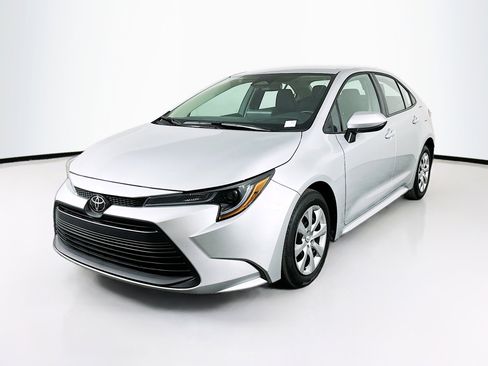 Used 2025 Toyota Corolla LE image 3