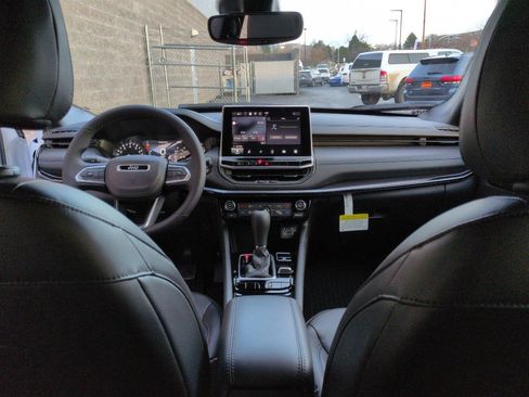 New 2026 Jeep Compass Latitude image 18