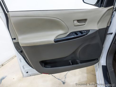 Used 2011 Toyota Sienna LE image 22