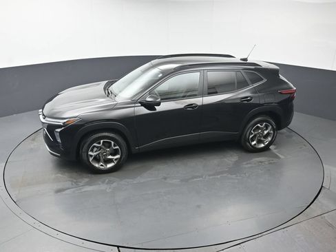 Used 2025 Chevrolet Trax LT FWD image 37