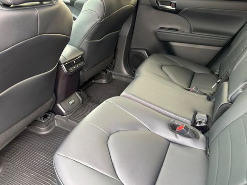 New 2026 Toyota Highlander XLE image 10