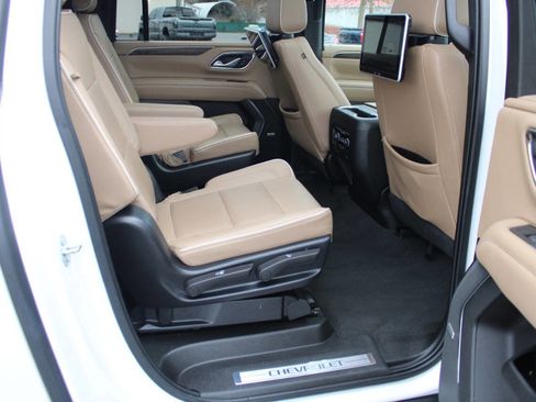 Used 2022 Chevrolet Suburban Premier image 44