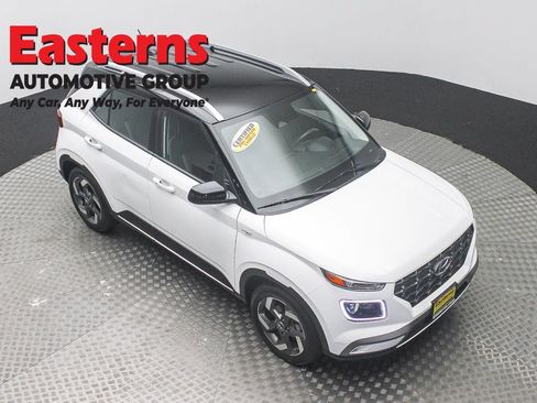 Used 2025 Hyundai Venue Limited FWD image 3