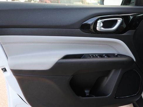 Used 2025 Jeep Compass Limited image 12