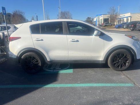 Used 2019 Kia Sportage LX image 3