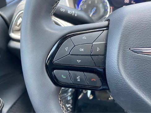 Used 2025 Chrysler Pacifica Limited FWD image 26