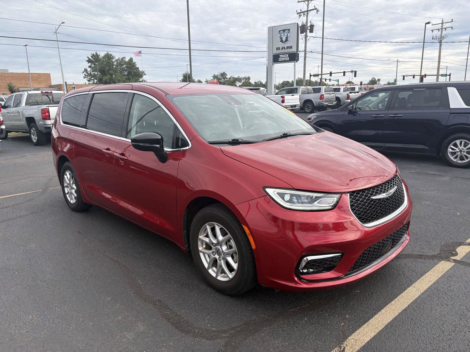 Used 2024 Chrysler Pacifica Touring-L FWD image 2