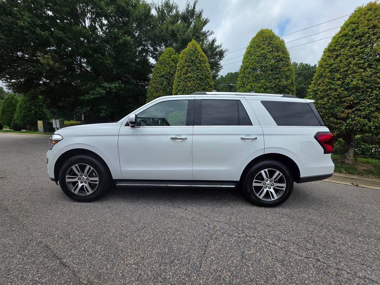 Used 2023 Ford Expedition Limited AWD/4WD image 2