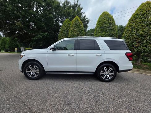 Used 2023 Ford Expedition Limited AWD/4WD image 2