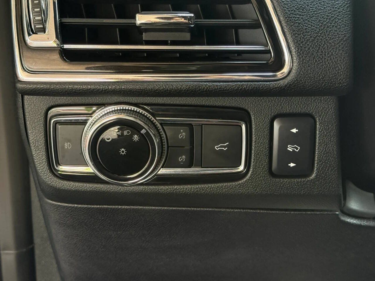 Used 2018 Lincoln Navigator Reserve AWD/4WD image 16