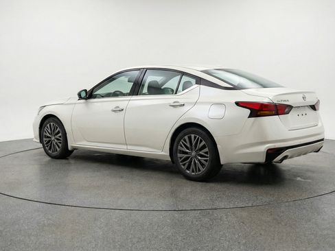 Used 2025 Nissan Altima 2.5 SV FWD image 6