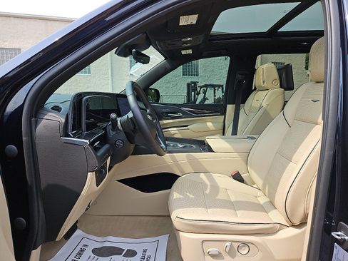 Used 2021 Cadillac Escalade Premium Luxury w/ Performance Package AWD/4WD image 13