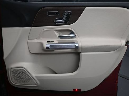 Used 2022 Mercedes-Benz GLB 250 image 29