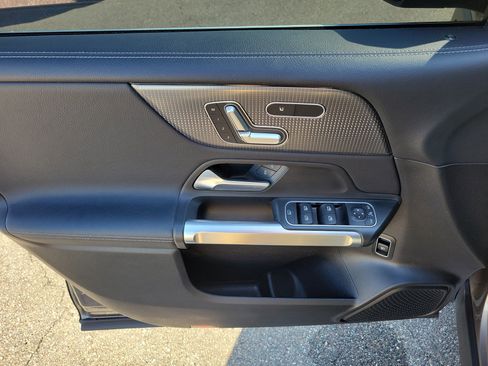 Used 2021 Mercedes-Benz GLB 250 4MATIC w/ Premium Package image 21