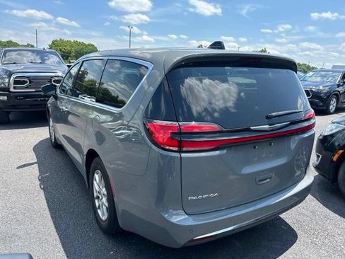 Used 2025 Chrysler Pacifica Select FWD image 4