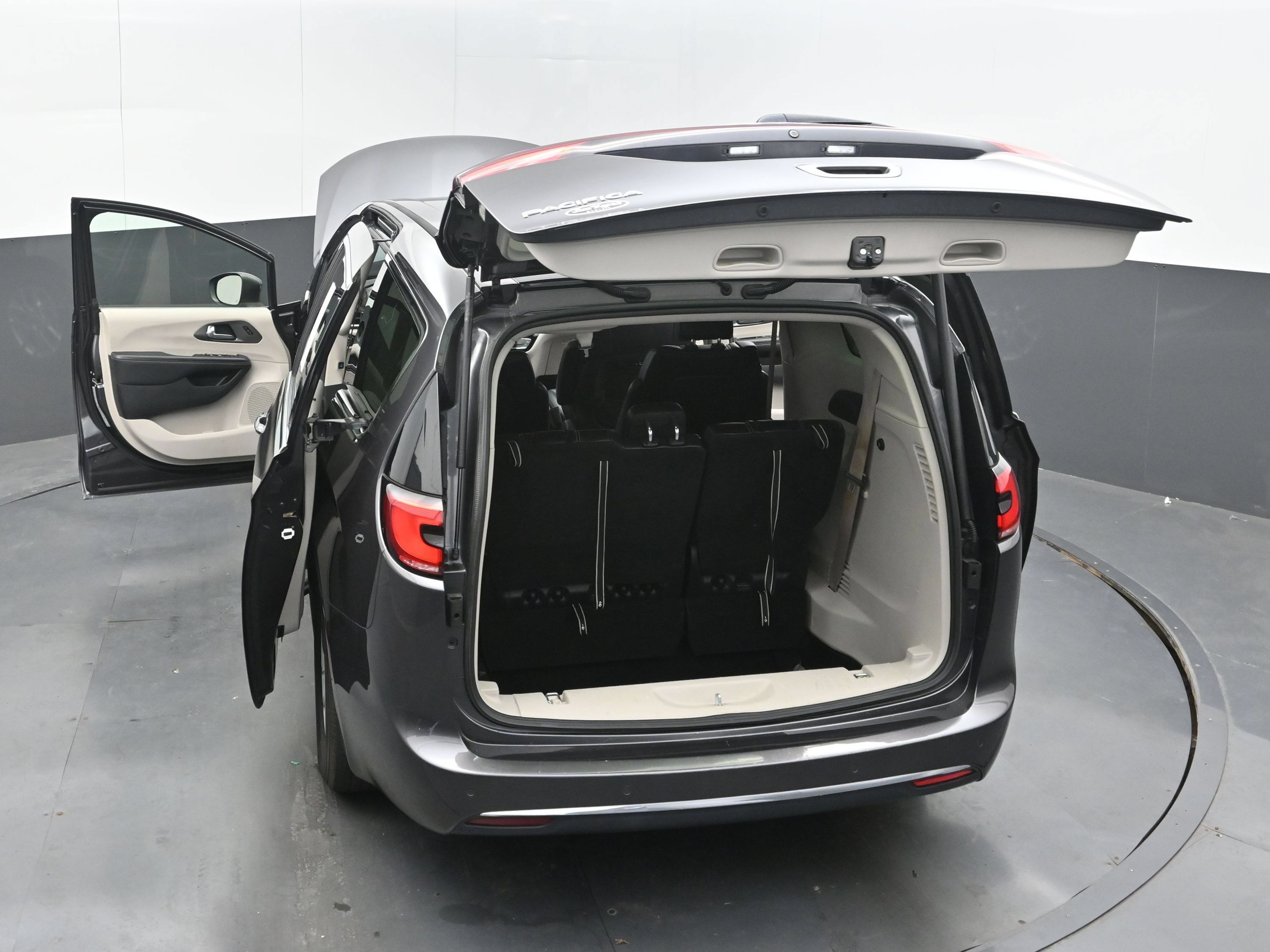 Used 2023 Chrysler Pacifica Touring-L FWD image 45
