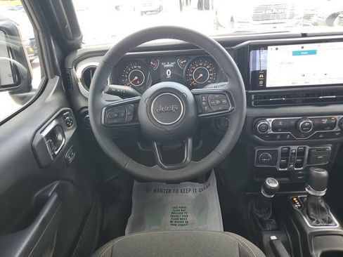 Certified 2025 Jeep Gladiator Sport AWD/4WD image 9