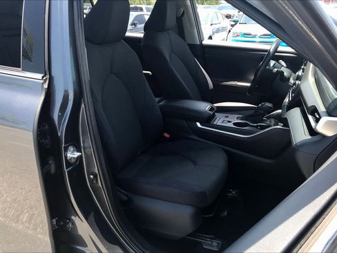 Used 2020 Toyota Highlander LE FWD image 9
