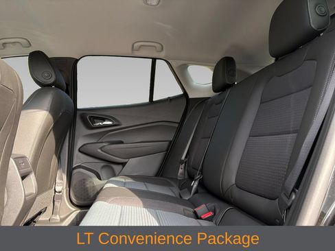 Used 2025 Chevrolet Trax LT w/ LT Convenience Package FWD image 3