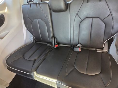Certified 2023 Chrysler Pacifica Limited image 14