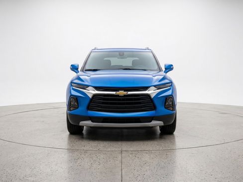 Used 2025 Chevrolet Blazer LT FWD image 2