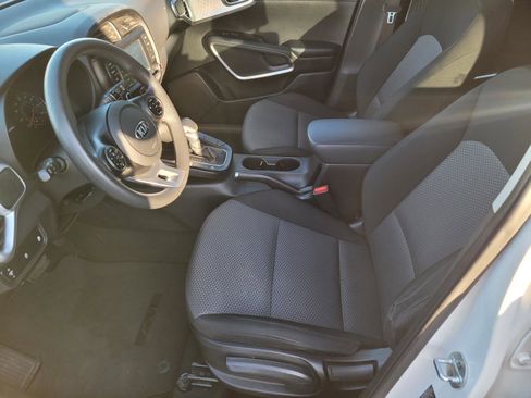 Used 2020 Kia Soul LX image 3