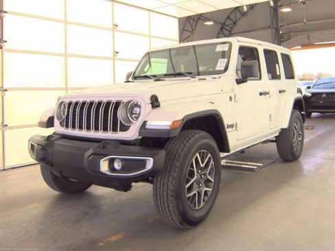 Used 2025 Jeep Wrangler Sahara image 2