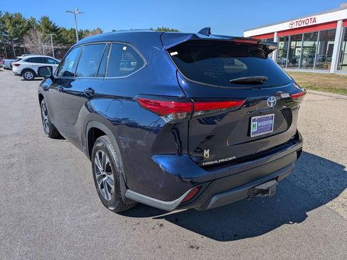 Used 2021 Toyota Highlander XLE image 3