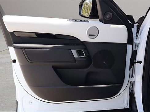 New 2025 Land Rover Discovery S image 10