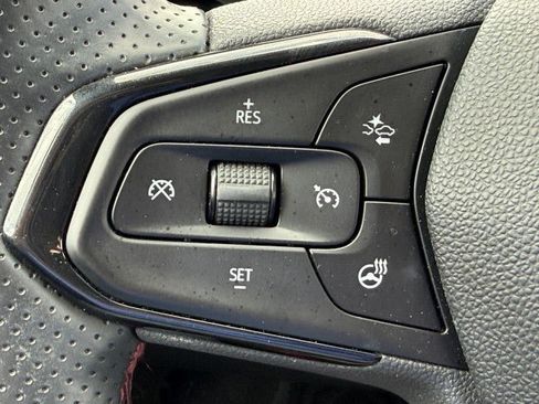 Used 2025 Chevrolet Trax RS FWD image 22