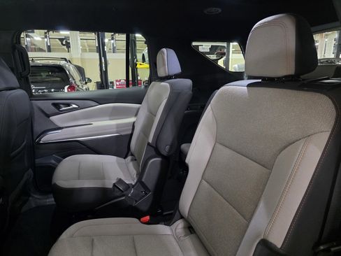 Used 2025 Chevrolet Traverse LT image 15