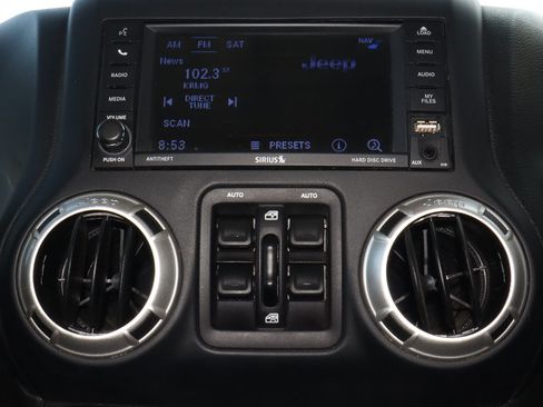 Used 2018 Jeep Wrangler Unlimited Rubicon w/ Connectivity Group AWD/4WD image 13