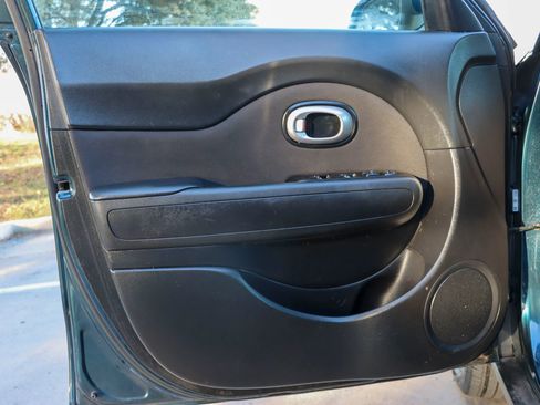 Used 2018 Kia Soul + image 12