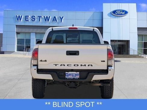 Used 2022 Toyota Tacoma TRD Off-Road w/ TRD Premium Off Road Package image 4