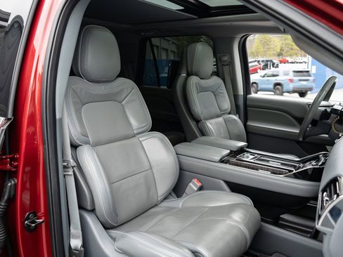 Used 2019 Lincoln Navigator Reserve image 24