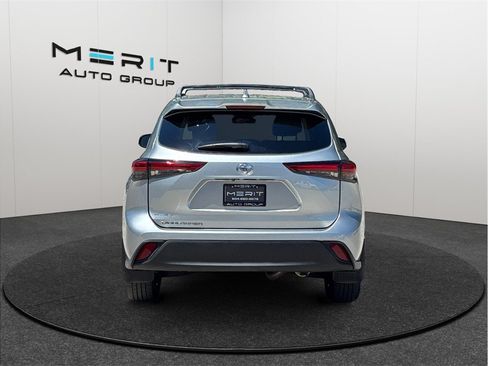 Used 2021 Toyota Highlander XLE AWD/4WD image 8