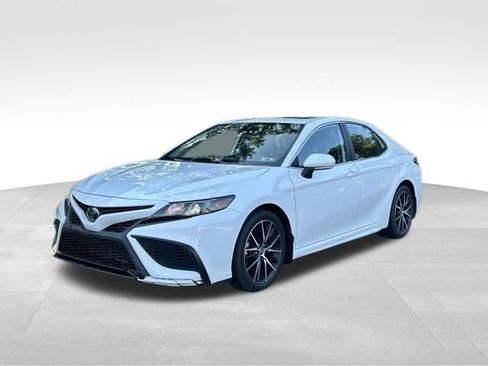 Used 2022 Toyota Camry SE w/ Cold Weather Package AWD/4WD image 1